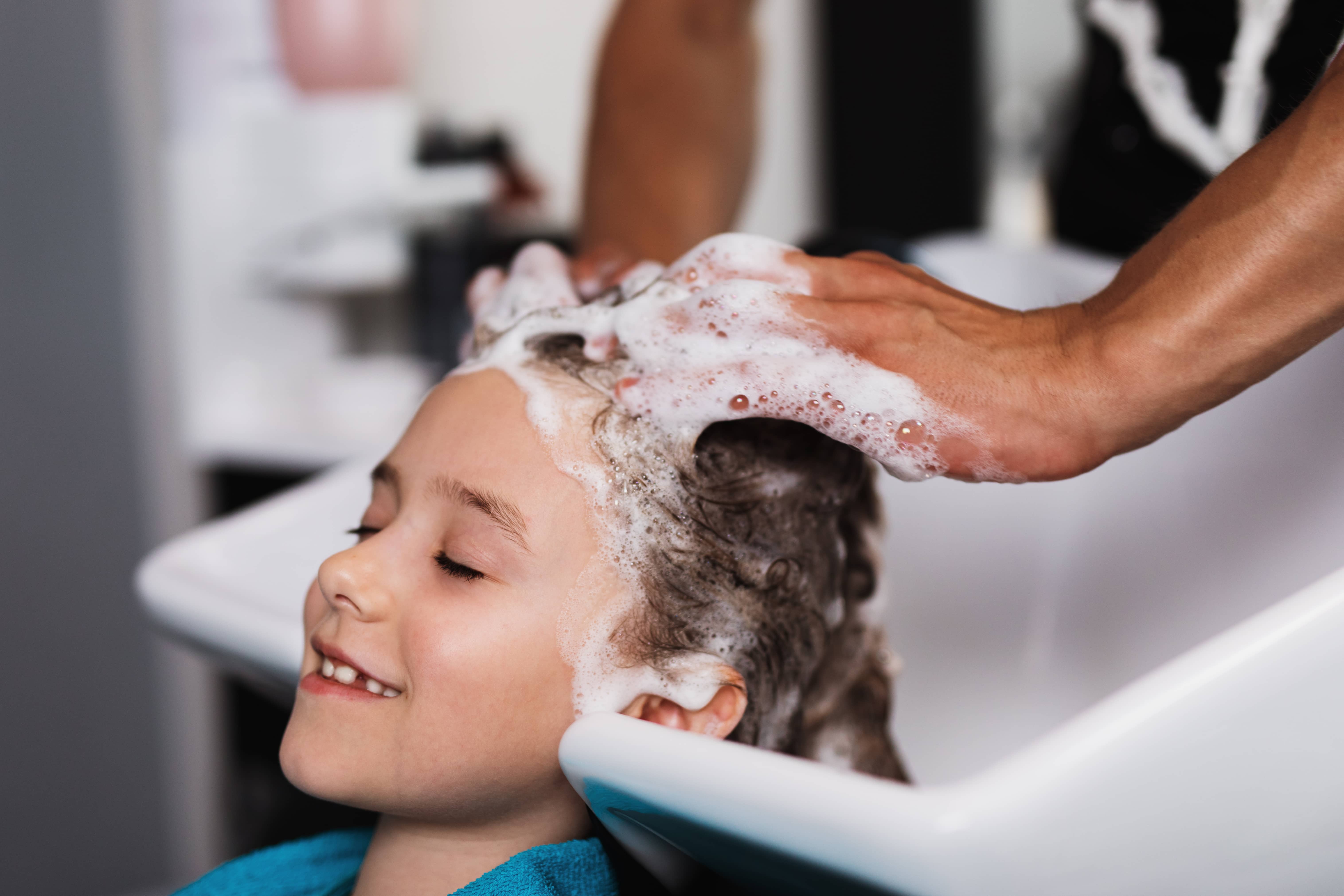 Petite fille à qui on lave les cheveux Petite fille à qui on lave les cheveux