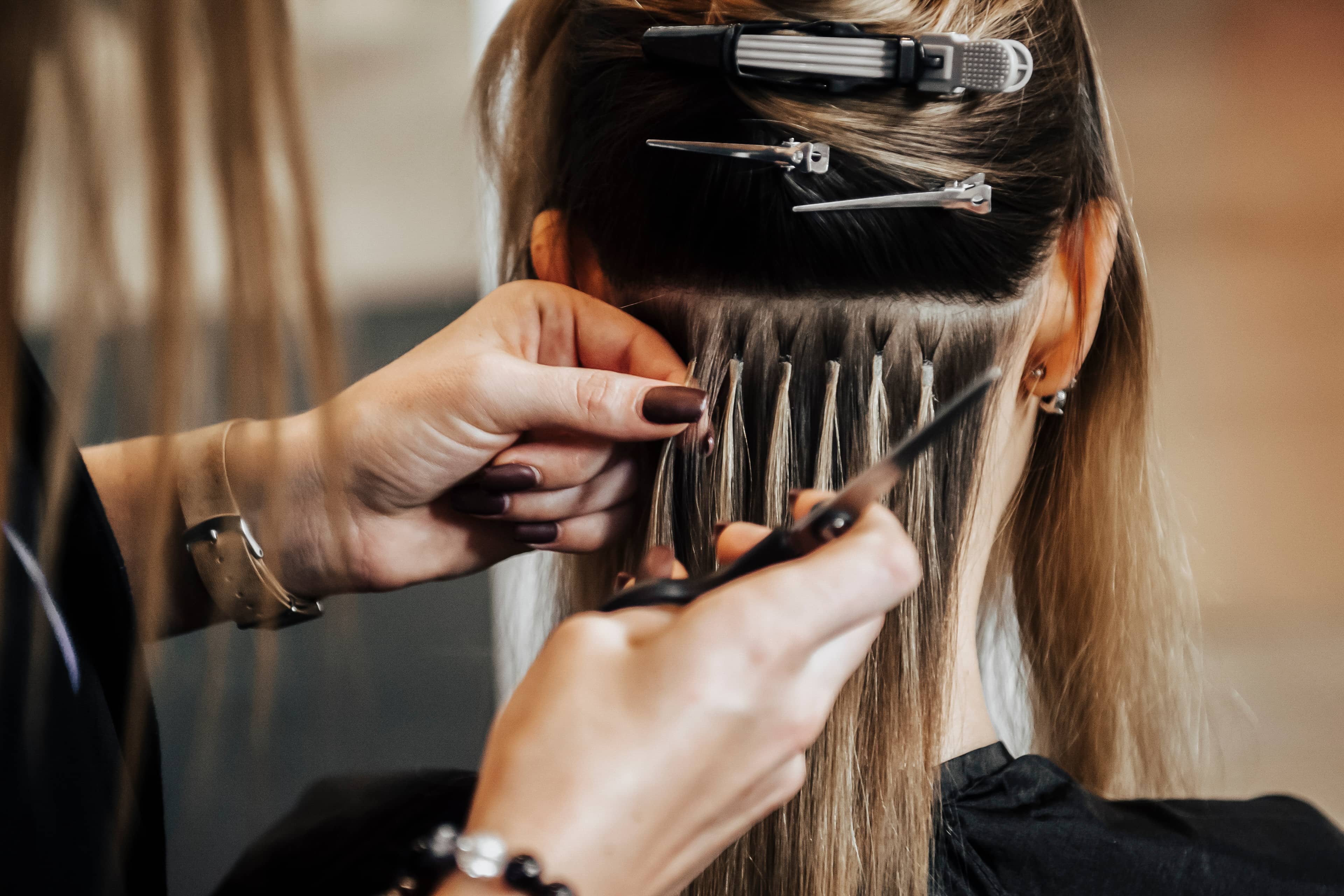 Femme à qui on pose des extensions Femme à qui on pose des extensions
